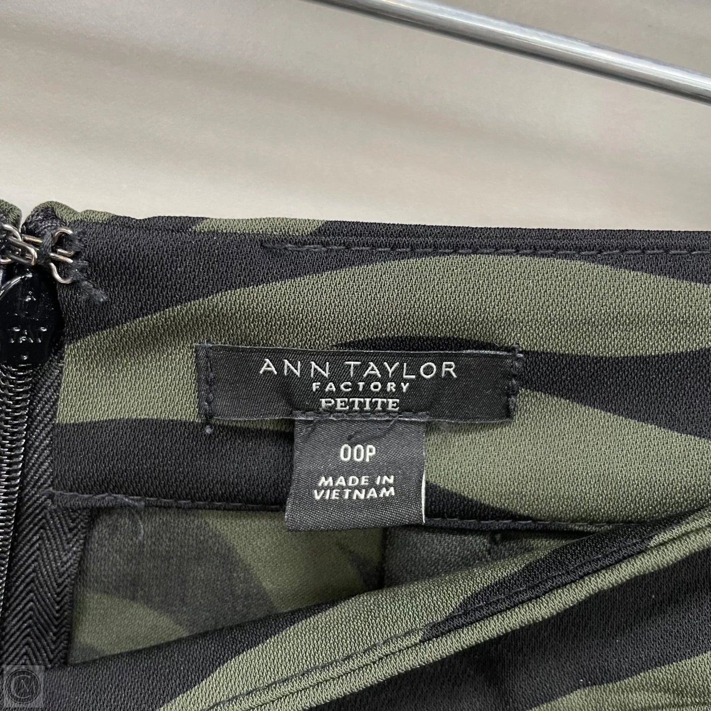 Skirt Midi By Ann Taylor In Green, Size: 0