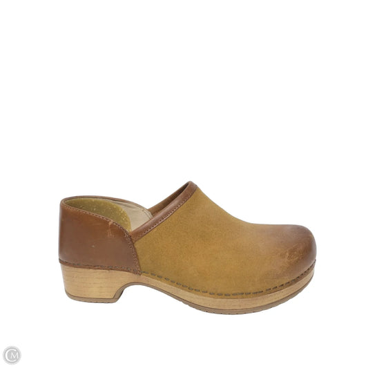 Shoes Heels Wedge By Dansko In Brown, Size: 9