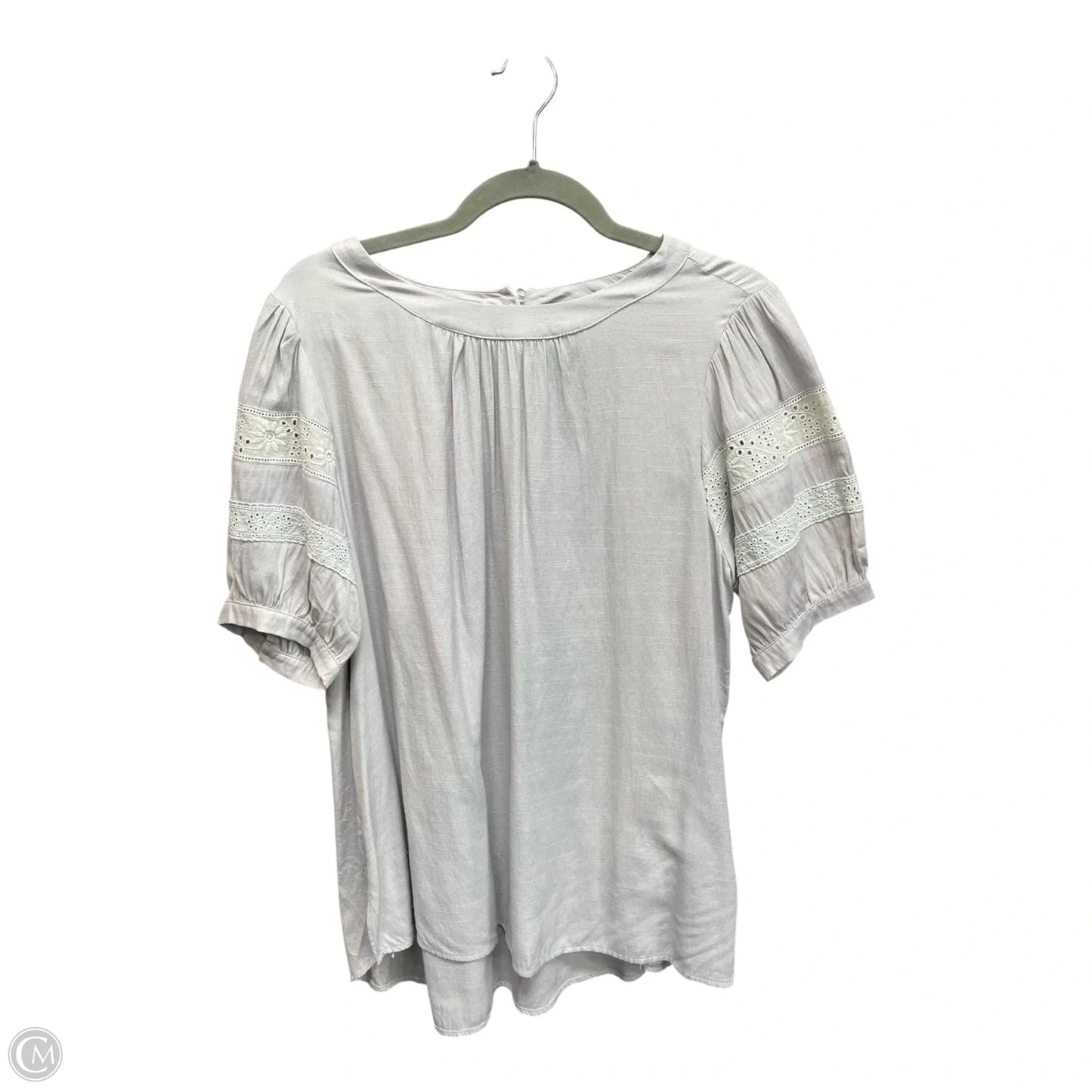 Top Short Sleeve By Doe & Rae In Grey, Size: L