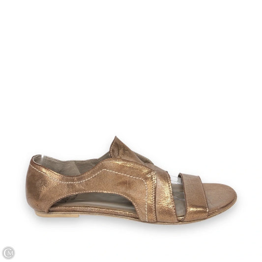 Shoes Flats By Cmc In Gold, Size: 10