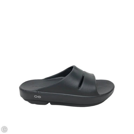 Sandals Flats By Oofos In Black, Size: 9
