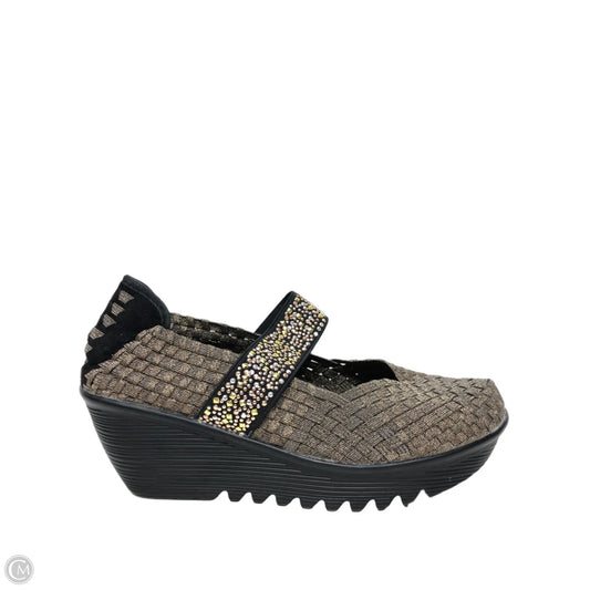 Shoes Heels Wedge By Bernie Mev In Black & Gold, Size: 9