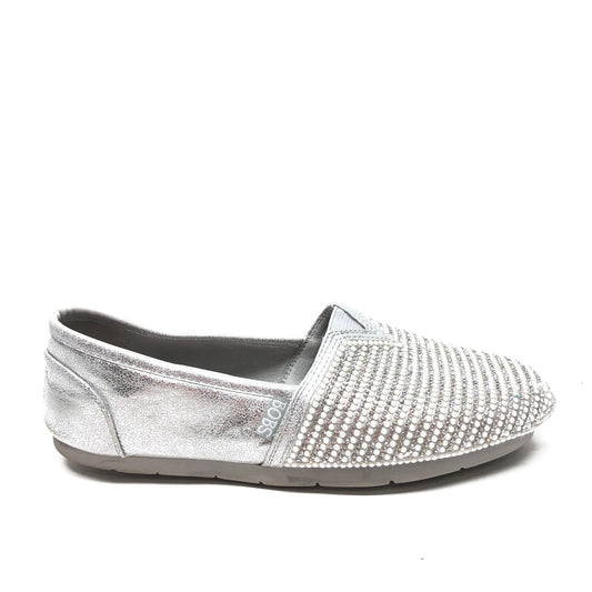 Shoes Flats By Bobs In Silver, Size: 7