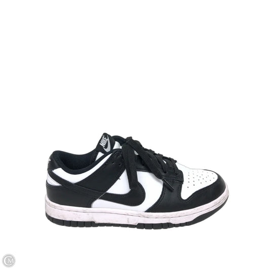 Shoes Sneakers By Nike In Black & White, Size: 6.5