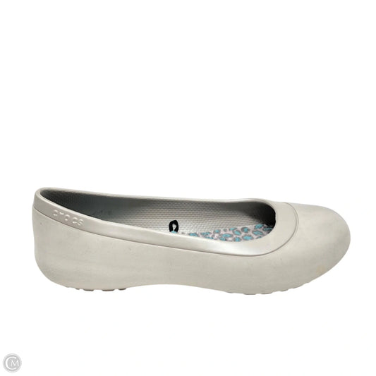 Shoes Flats By Crocs In Grey, Size: 6